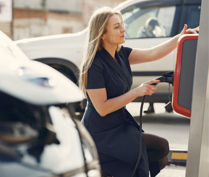mujer-conectando-cargador